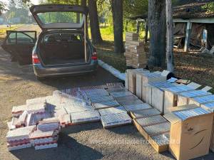 Mașină cu aproape 11.000 de pachete de țigări de contrabandă, oprită pe șoseaua de centură din Rădăuți
