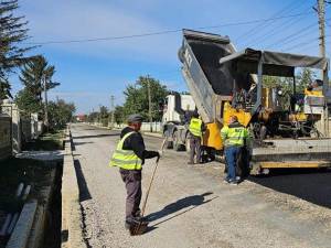 Au inteput lucrarire de asfaltare pe drumul judetean Suceava - Dolhasca