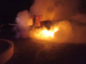 Autoutilitară distrusă în urma unui puternic incendiu