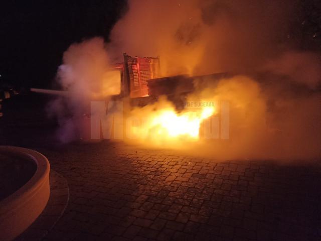 Autoutilitară distrusă în urma unui puternic incendiu