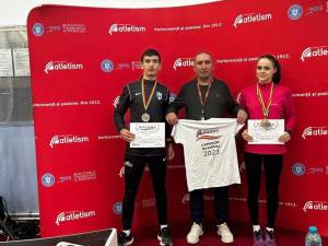 Antrenorul Cristian Prâsneac încadrat de sportivii Alexandru Prâsneac şi Claudia Costiuc