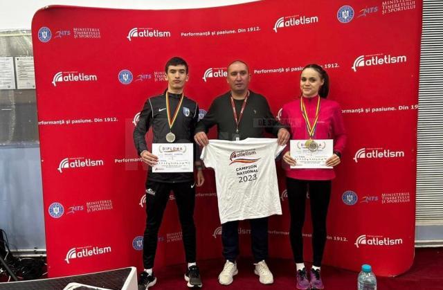 Antrenorul Cristian Prâsneac încadrat de sportivii Alexandru Prâsneac şi Claudia Costiuc