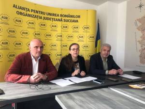 Vicepreședintele AUR Suceava, Aura Bejinari (centru), dă asigurări că acest partid va organiza referendumul pentru familie atunci când va ajunge la guvernare