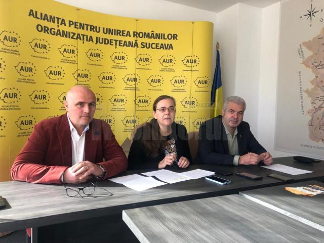 Vicepreședintele AUR Suceava, Aura Bejinari (centru), dă asigurări că acest partid va organiza referendumul pentru familie atunci când va ajunge la guvernare