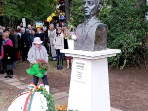 Bustul profesorului şi pictorului Dimitrie Loghin, dezvelit vineri în Parcul Central din Suceava