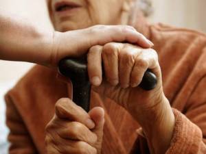 Sute de bunici singuri caută un loc într-un cămin pentru vârstnici sau de îngrijiri paliative. Foto greatnews.ro