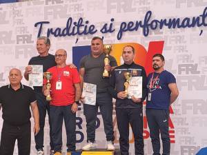Antrenorii Valerică Gherasim şi Andrei Bolohan de la LPS Suceava au fost premiați de Ștefan Rusu pentru clasarea pe podium în întrecerea pe echipe