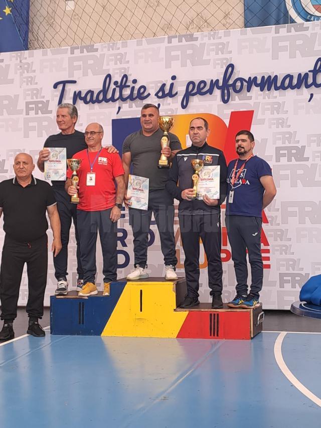 Antrenorii Valerică Gherasim şi Andrei Bolohan de la LPS Suceava au fost premiați de Ștefan Rusu pentru clasarea pe podium în întrecerea pe echipe