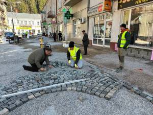 Gheorghe Flutur a pus umărul la montarea pietrei cubice in centrul municipiului Vatra Dornei