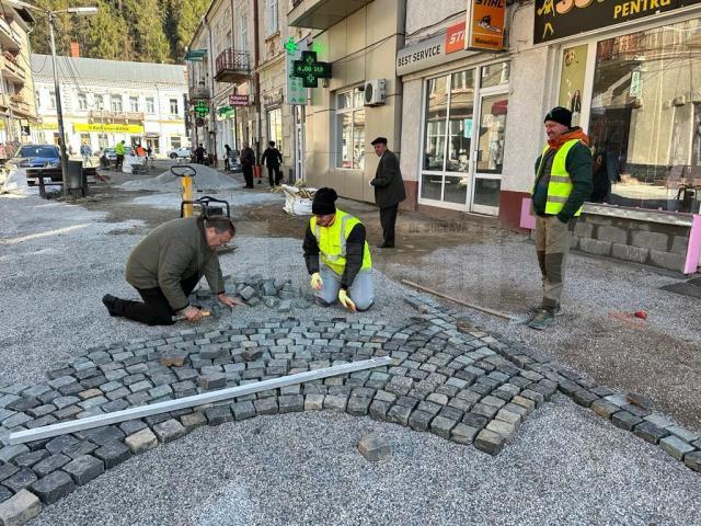 Gheorghe Flutur a pus umărul la montarea pietrei cubice in centrul municipiului Vatra Dornei