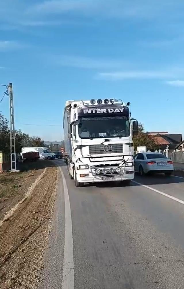 Mașinile de mare tonaj au circulat joi pe podul provizoriu din tuburi de la Milișăuți deși sunt impuse restricții de tonaj