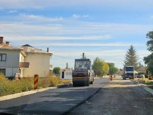 Mai multe tronsoane din axa rutieră Iași - Suceava au fost deja asfaltate