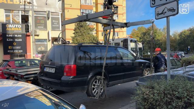 Primăria Suceava ridică mașinile care blochează accesul la containerele de gunoi