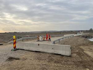 Dispozitive de protecție din beton ( parapete „New Jersey) la podul provizoriu de la Milișăuți 2