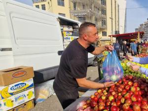 Deputatul PSD Gheorghe Șoldan a cumpărat de la Târgul Mărului soiul de mere preferat de soția sa