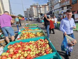 Deputatul PSD Gheorghe Șoldan a cumpărat de la Târgul Mărului soiul de mere preferat de soția sa