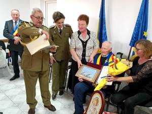 Oferirea unor distincții din partea col.rtg. Neculai Niga, de la Asociația Veteranilor de Război, Filiala Suceava