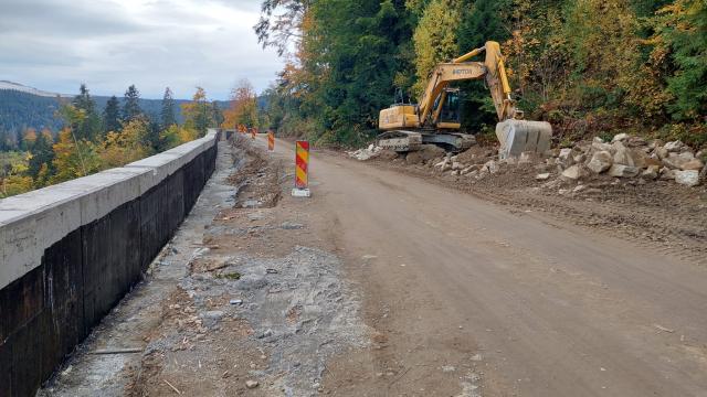 Zidurile de sprijin sunt construite pe coloane forate de 12 metri şi diametru de 1 metru