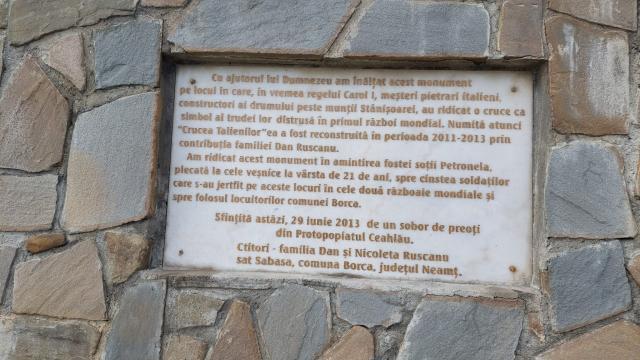 Placa de pe una dintre cele două cruci actuale „ale Talienilor”