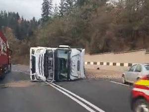 Un camion încărcat cu pietriș s-a răsturnat pe Mestecăniș