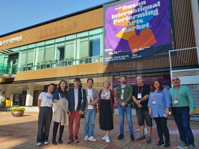 Teatrul sucevean prezent în Coreea de Sud, la Busan International Performing Arts Market, cu spectacolul „Occident Express” de Matei Vișniec, în regia lui Alain Timár