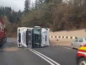 Un camion încărcat cu pietriș s-a răsturnat pe Mestecăniș