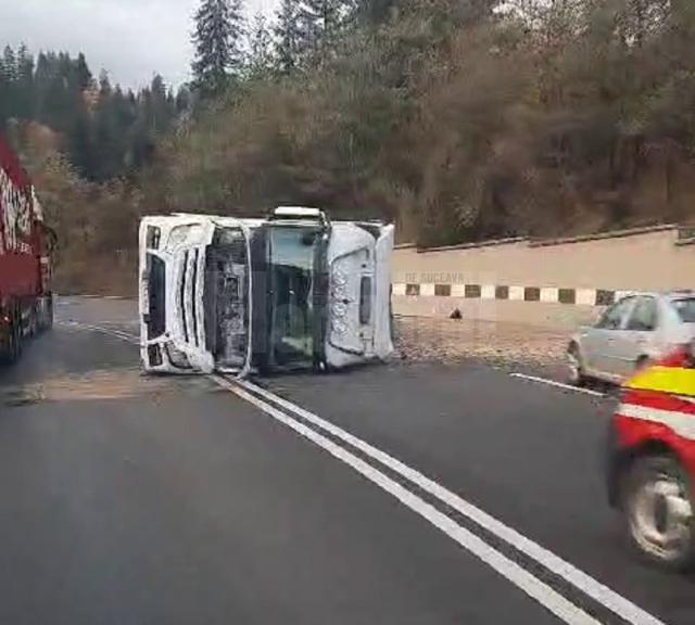 Un camion încărcat cu pietriș s-a răsturnat pe Mestecăniș