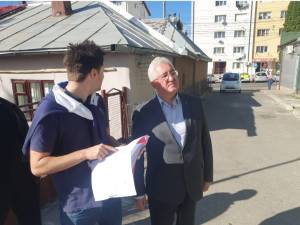 Lucrările de eficientizare energetică a cinci blocuri din cartierul Burdujeni - zona Gării, verificate în teren de primarul Sucevei, Ion Lungu