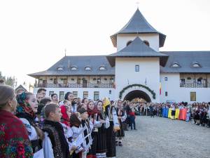 Sute de copii și tineri din colegiile și liceele sucevene, în pelerinaj la Mănăstirea Sihăstria Râșcăi