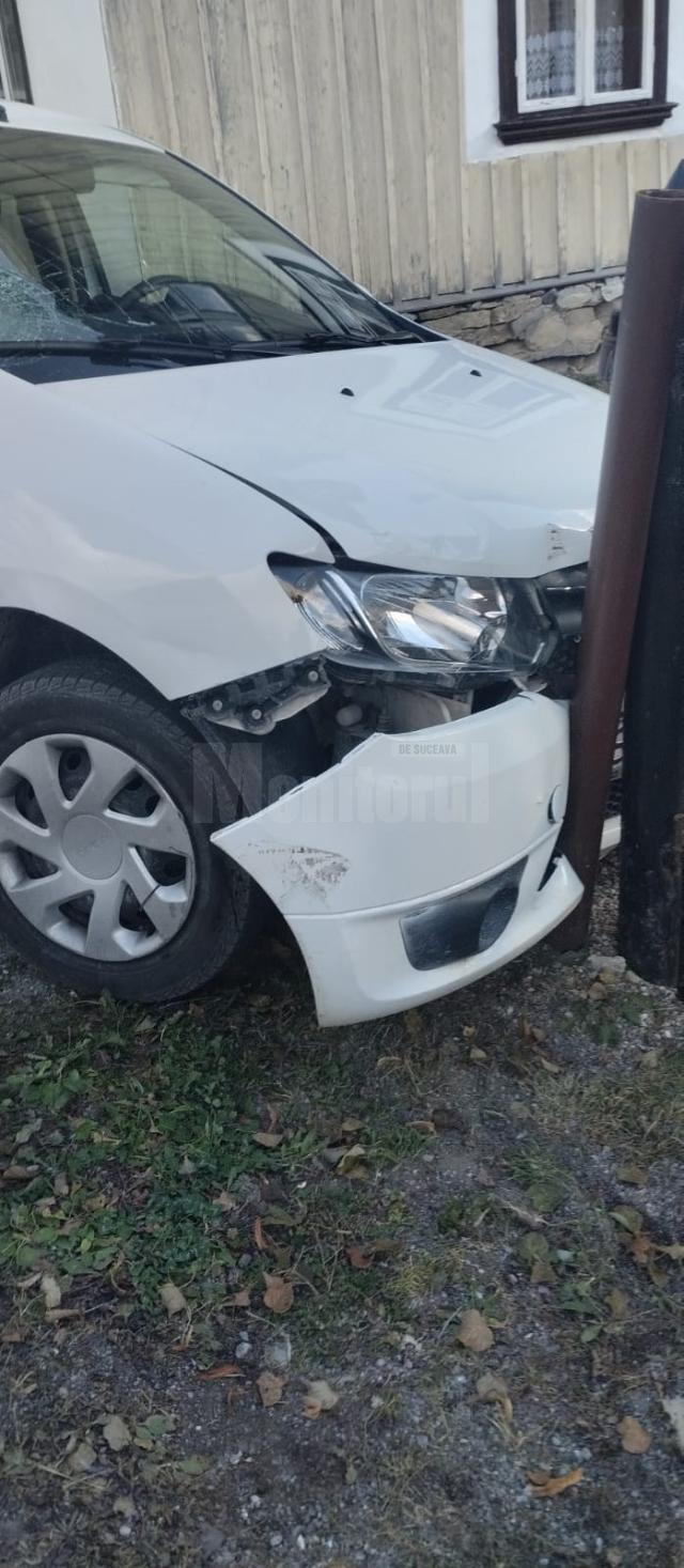 Mașina Dacia Logan are avarii destul de importante, inclusiv la nivelul parbrizului