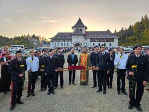 Sute de copii și tineri din colegiile și liceele sucevene, în pelerinaj la Mănăstirea Sihăstria Râșcăi