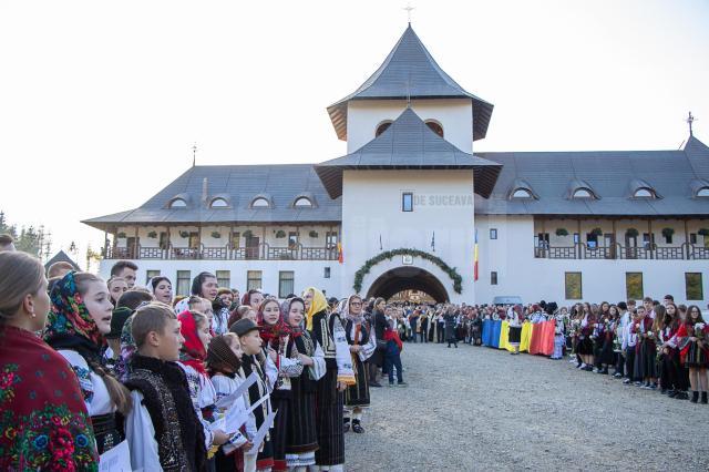 Sute de copii și tineri din colegiile și liceele sucevene, în pelerinaj la Mănăstirea Sihăstria Râșcăi