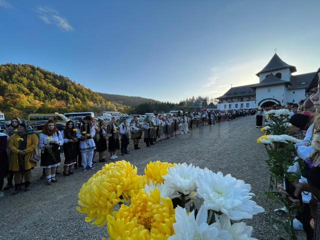 Sute de copii și tineri din colegiile și liceele sucevene, în pelerinaj la Mănăstirea Sihăstria Râșcăi