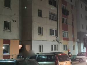 Bărbat de 60 de ani, scos de pompieri din apartamentul inundat de fum