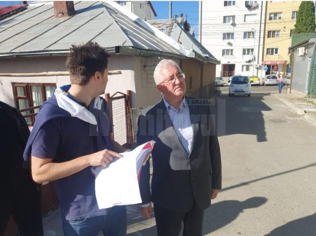 Lucrările de eficientizare energetică a cinci blocuri din cartierul Burdujeni - zona Gării, verificate în teren de primarul Sucevei, Ion Lungu