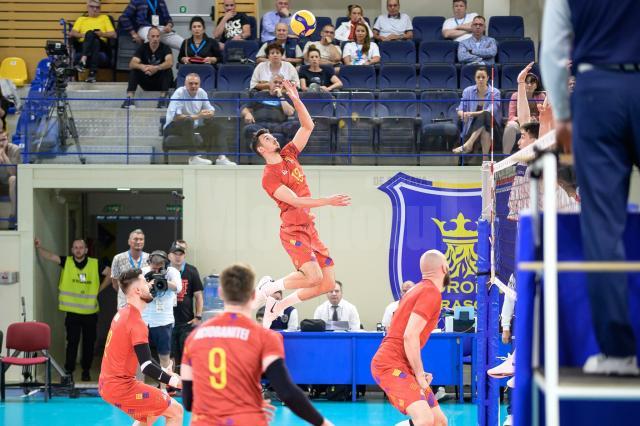 Alex Raţă în acțiune la echipa națională, sub privirile lui Adi Aciobăniţei