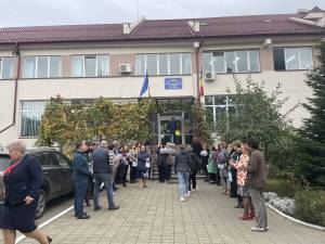 Aproape 30 de angajați ai Casei de Pensii Suceava au declanșat un protest spontan, solicitând majorarea salariilor