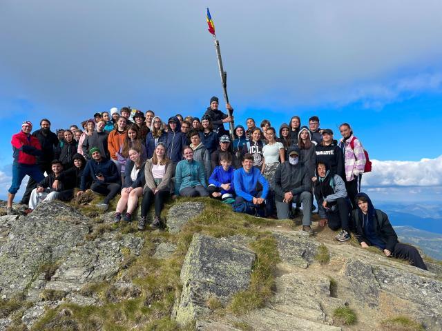 Imnul „Cuvine-se cu adevărat” cântat de tinerii ATOS pe cele mai înalte vârfuri ale Carpaților Orientali