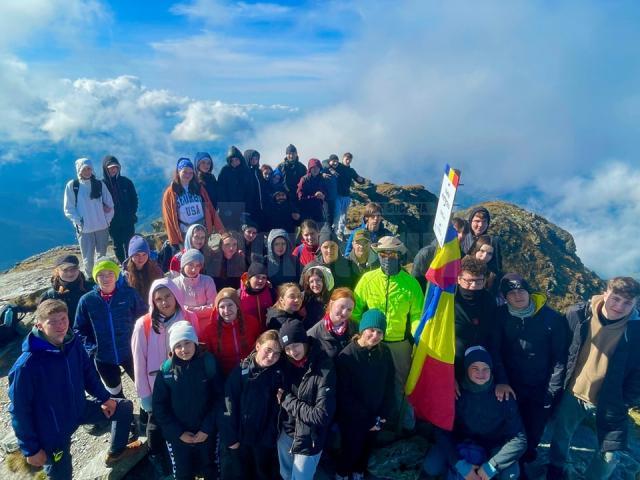 Imnul „Cuvine-se cu adevărat” cântat de tinerii ATOS pe cele mai înalte vârfuri ale Carpaților Orientali