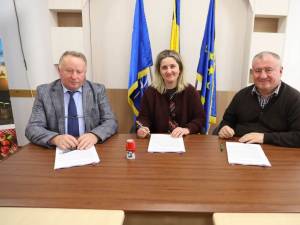 Primarii din Cornu Luncii și Rădășeni au semnat contractul pentru construcția rețelei de gaz în cele două comune
