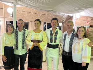 Nuța Isopescu, organizatoarea evenimentului (stanga), impreună cu artiștii invitați
