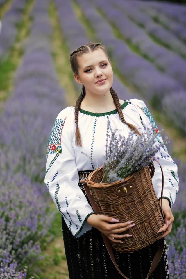 Ioana Penciuc, o fată de numai 16 ani, și-a lansat primul album discografic, intitulat „Eu, Ioana cea frumoasă!”