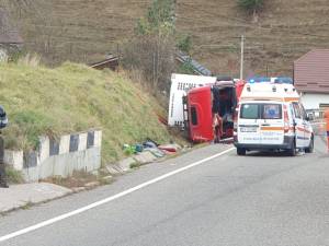 Doi răniți, după ce un tir încărcat cu struguri s-a răsturnat în zona Pasului Mestecăniș