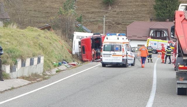 Doi răniți, după ce un tir încărcat cu struguri s-a răsturnat în zona Pasului Mestecăniș