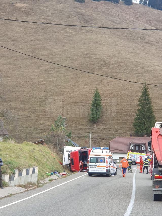 Doi răniți, după ce un tir încărcat cu struguri s-a răsturnat în zona Pasului Mestecăniș