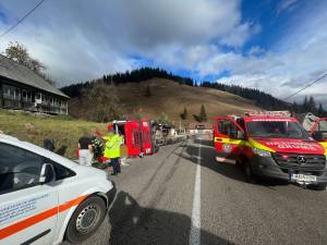 Un tir încărcat cu struguri s-a răsturnat la Valea Putnei și o femeie a fost rănită grav