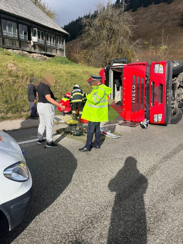 Un tir încărcat cu struguri s-a răsturnat la Valea Putnei și o femeie a fost rănită grav