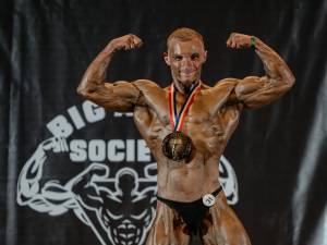 Alexandru Breabăn, din Siret, s-a impus la două categorii, Open Culturism Juniori, respectiv Culturism Seniori 80 kg