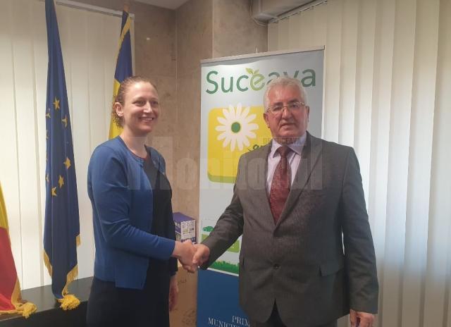 Ofițerul politic al Ambasadei SUA în România, Alexandra Shema, la întâlnirea cu primarul Sucevei, Ion Lungu