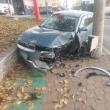 O mașină electrică condusă de o șoferiță a intrat într-un stâlp de beton din Suceava